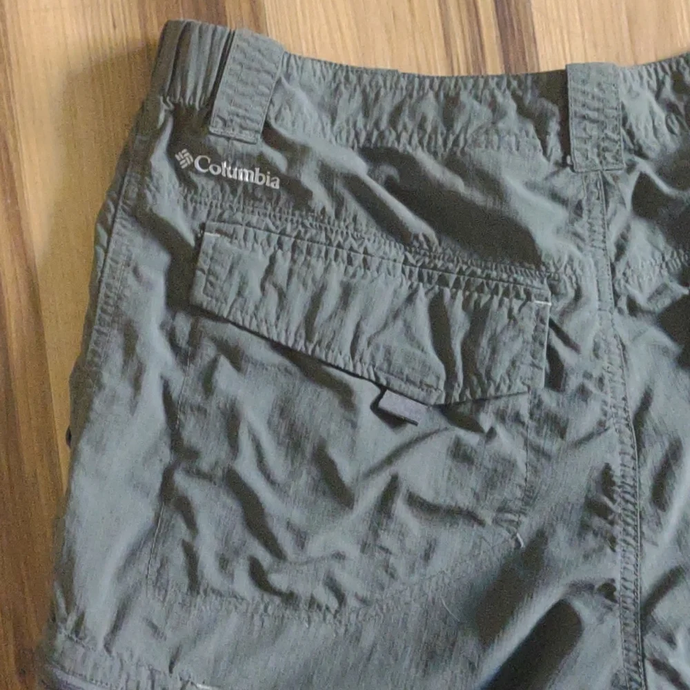 Columbia Men's shorts. Size 34W 10L Green khaki‎ Omni-shade